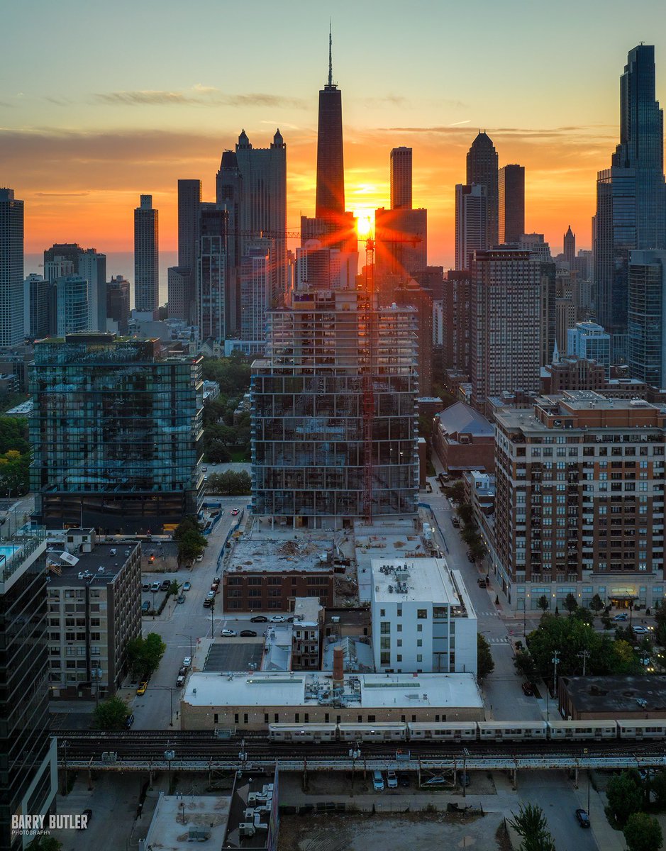Welcome to Autumn! This morning's Chicagohenge sunrise starting off the newest season of the year.   We switched to autumn at 1:50am today.  #weather #news #ilwx #chicago #autumnalequinox #chicagohenge