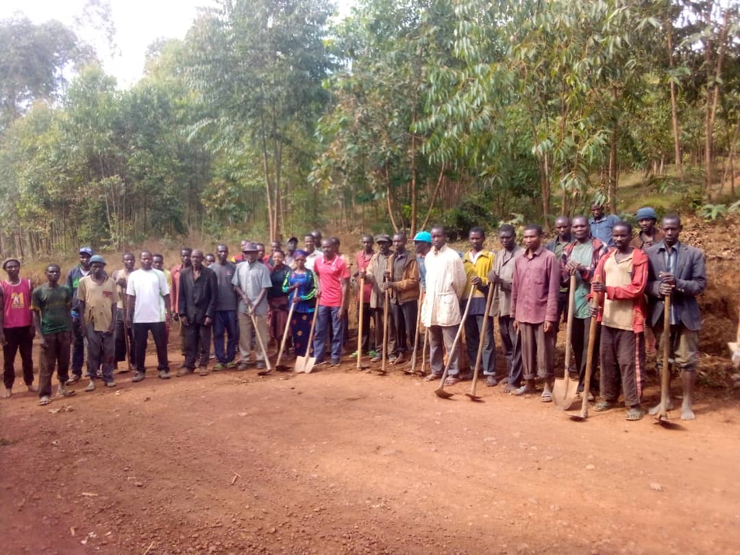 Musonga11's tweet photo. #Burundi,Ku wa 23/9/2023, Komine Musongati hasibuwe amabarabara mu mazone yose agize komine. Musitanteri akaba yifadikanije n'abo muri zone Ngoma. Yabahamagariye kubungabunga inyubako rusangi no kwama bitaba ibikorwa vy'iterambere @RutanaProvince @MininterInfosBi https://t.co/bsr8dSI7ab