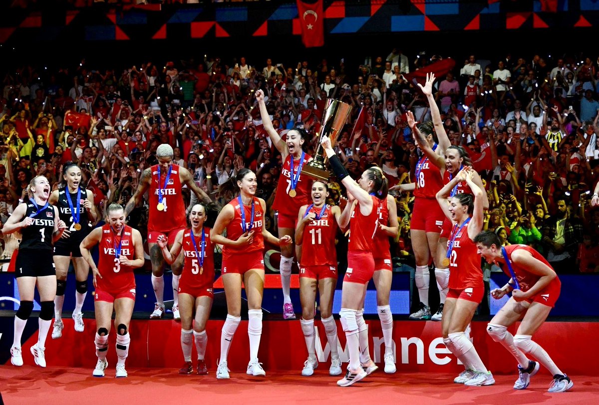 Cumhuriyetin 100. yılında 🇹🇷Türkiye Kadın Voleybol Milli Takımı;
 
· VNL Şampiyonu 🏆
· Avrupa Şampiyonu🏆
· Dünya 1 numarası🔝
· 21 maçlık yenilmezlik serisi 🔥
· Paris Olimpiyatlarına bilet 🎟️

ve Dünya'nın en iyi takımı olmak 🧿🧿

#FİleninSultanları