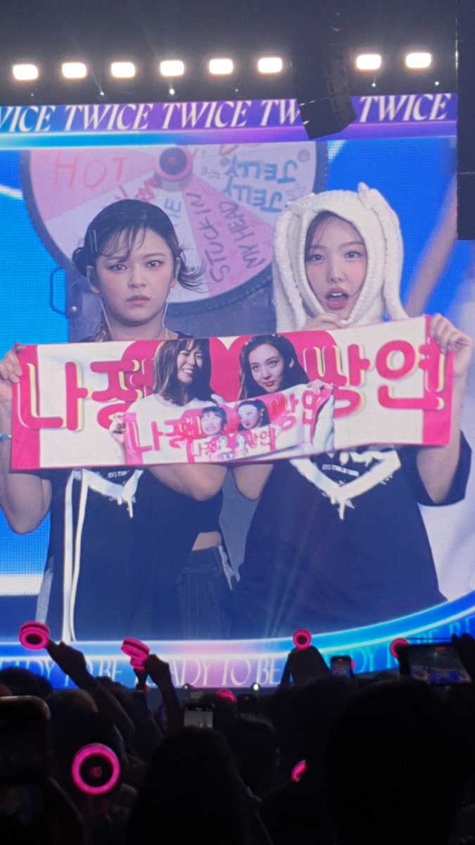 godmitzu's tweet photo. WE GOT 2YEON HOLDING THEIR BANNER AGAIN FINALLY 😭 https://t.co/A7rlwHMtzn