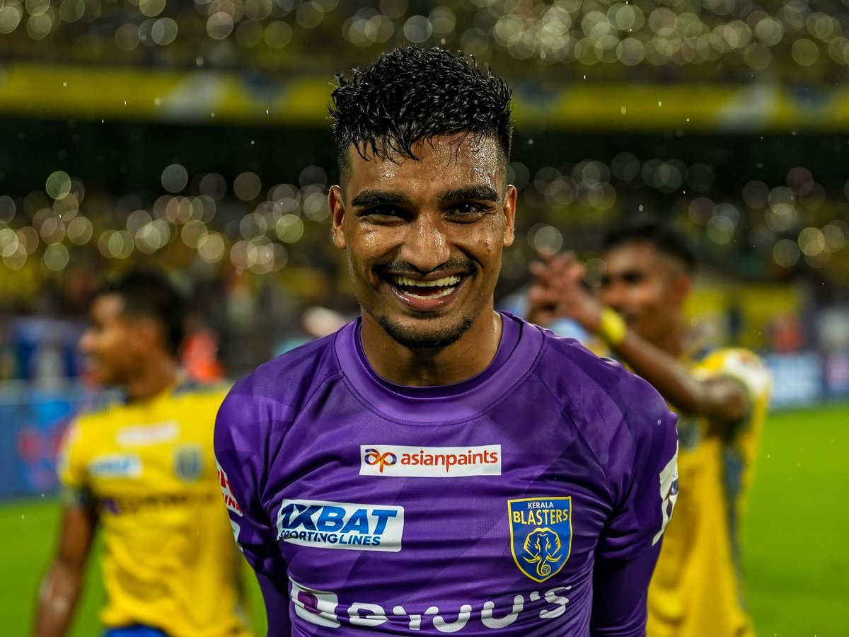 KeralaBlasters's tweet photo. Still 𝘽𝙐𝙕𝙕𝙄𝙉𝙂 from Thursday night! 🤩✨

Come and cheer us on as we battle it out against Jamshedpur FC next Sunday ⚔️

Get your tickets from ➡️ https://t.co/bz1l18cdlN

#KBFCBFC #KBFC #KeralaBlasters https://t.co/DNmU7KEDk7