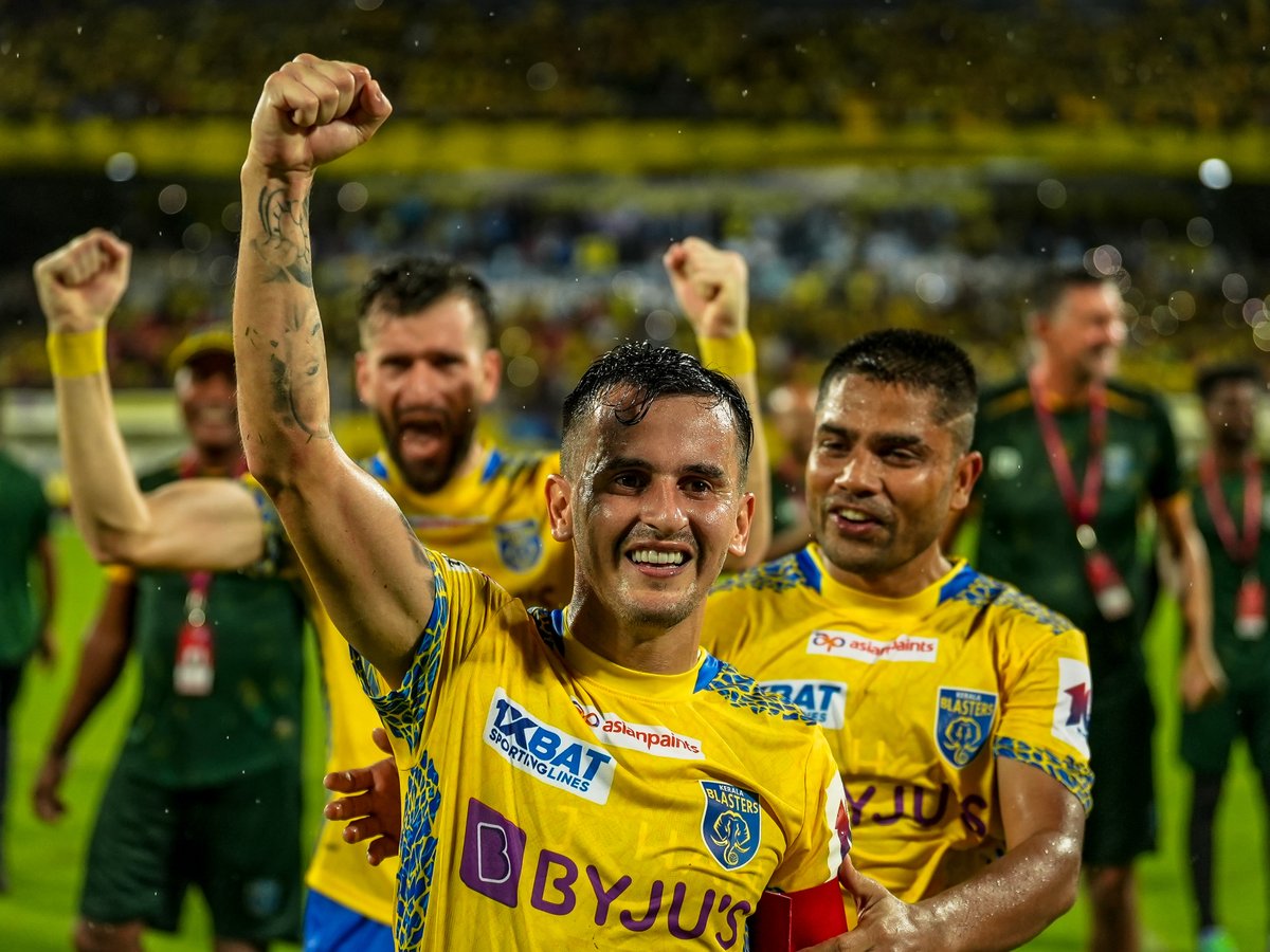 KeralaBlasters's tweet photo. Still 𝘽𝙐𝙕𝙕𝙄𝙉𝙂 from Thursday night! 🤩✨

Come and cheer us on as we battle it out against Jamshedpur FC next Sunday ⚔️

Get your tickets from ➡️ https://t.co/bz1l18cdlN

#KBFCBFC #KBFC #KeralaBlasters https://t.co/DNmU7KEDk7