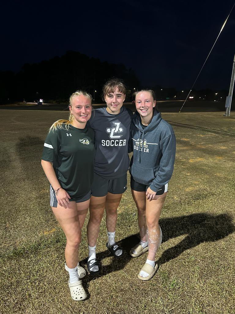 G2CollegeSoccer's tweet photo. 📸 | 𝙂𝙤 2 𝘾𝙤𝙡𝙡𝙚𝙜𝙚 𝙎𝙤𝙘𝙘𝙚𝙧 𝘾𝙤𝙢𝙢𝙪𝙣𝙞𝙩𝙮

A great photo of Go 2 College Soccer Freshman Gemma Whitchurch (Jones College) and Eva Craney & Megan Beech (East Central College) after their game last night.

We are very proud of all three players and all three took advantage of our fantastic partnership with @THISGIRLKICKS.

Well done all.

#Go2Community
#Proud
#StudentAthlete

🇬🇧⚽️🇺🇸🔥
