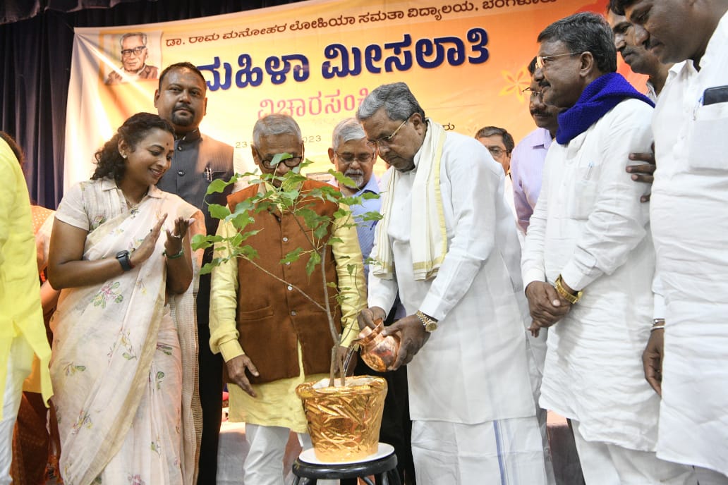 CMofKarnataka's tweet photo. ಮುಖ್ಯಮಂತ್ರಿ @siddaramaiah ಅವರು ಡಾ.ರಾಮ ಮನೋಹರ ಲೋಹಿಯಾ ಸಮತಾ ವಿದ್ಯಾಲಯ, ಕರ್ನಾಟಕ ರಾಜ್ಯ ಹಿಂದುಳಿದ ಜಾತಿಗಳ ಒಕ್ಕೂಟ ಮತ್ತು ಕರ್ನಾಟಕ ಶೋಷಿತ ಸಮುದಾಯಗಳ ಮಹಾ ಒಕ್ಕೂಟ ಗಾಂಧಿ ಭವನದಲ್ಲಿ ಹಮ್ಮಿಕೊಂಡಿದ್ದ "ಮಹಿಳಾ ಮೀಸಲಾತಿ" ವಿಚಾರ ಸಂಕಿರಣವನ್ನು ಉದ್ಘಾಟಿಸಿದರು. 

ಕಾರ್ಯಕ್ರಮದಲ್ಲಿ ಶಿಕ್ಷಣ ತಜ್ಞರು, ರಾಜಕೀಯ ವಿಶ್ಲೇಷಕರಾದ ಪ್ರೊ.ಮುಜಾಫರ್ ಅಸಾದಿ, ಹಿರಿಯ ನ್ಯಾಯವಾದಿ ಪ್ರೊ.ರವಿವರ್ಮ ಕುಮಾರ್, ಶಾಸಕಿ ನಯನ ಮೋಟಮ್ಮ, ನ್ಯಾಯವಾದಿ ಅಶ್ವಿನಿ ಓಬಳೇಶ್, ಹಿಂದುಳಿದ ವರ್ಗಗಳ ಒಕ್ಕೂಟದ ನಾಯಕರಾದ ಕೆ.ಎಂ.ರಾಮಚಂದ್ರಪ್ಪ, ದಲಿತ ಹೋರಾಟಗಾರ ಮಾವಳ್ಳಿ ಶಂಕರ್, ನ್ಯಾಯವಾದಿ ಎನ್.ಅನಂತ ನಾಯಕ್, ಚುಕ್ಕಿ ನಂಜುಂಡಸ್ವಾಮಿ ಸೇರಿ ಹಲವು ಪ್ರಮುಖರು ಉಪಸ್ಥಿತರಿದ್ದರು.