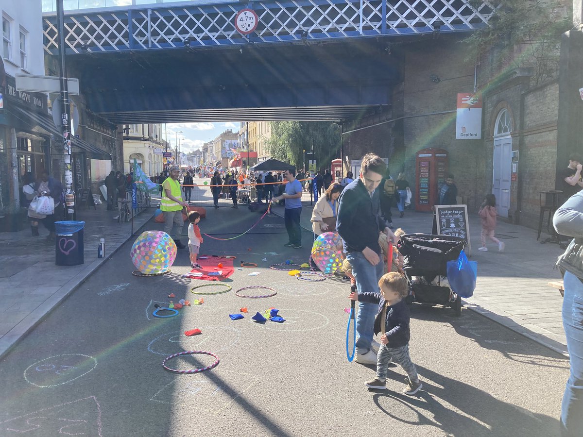 Brilliant to join the <a href="/LewishamCouncil/">Lewisham Council</a> team for their giant #CarFreeDay2023 play street on Deptford High street.

Families &amp; kids were having great fun, and this really demonstrated the benefits of pedestrianised high streets to local businesses &amp; communities. 

👏👏<a href="/londonplay/">London Play</a>