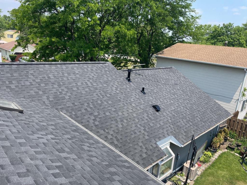 Beautiful duel gray roof with ridge vent and all new accessories just got done near the downtown area. Book your free roof consultation between 👇🏽

lakeshorebuildersrestoration.com/request-call-b…

#elginil #localbusiness #roofing