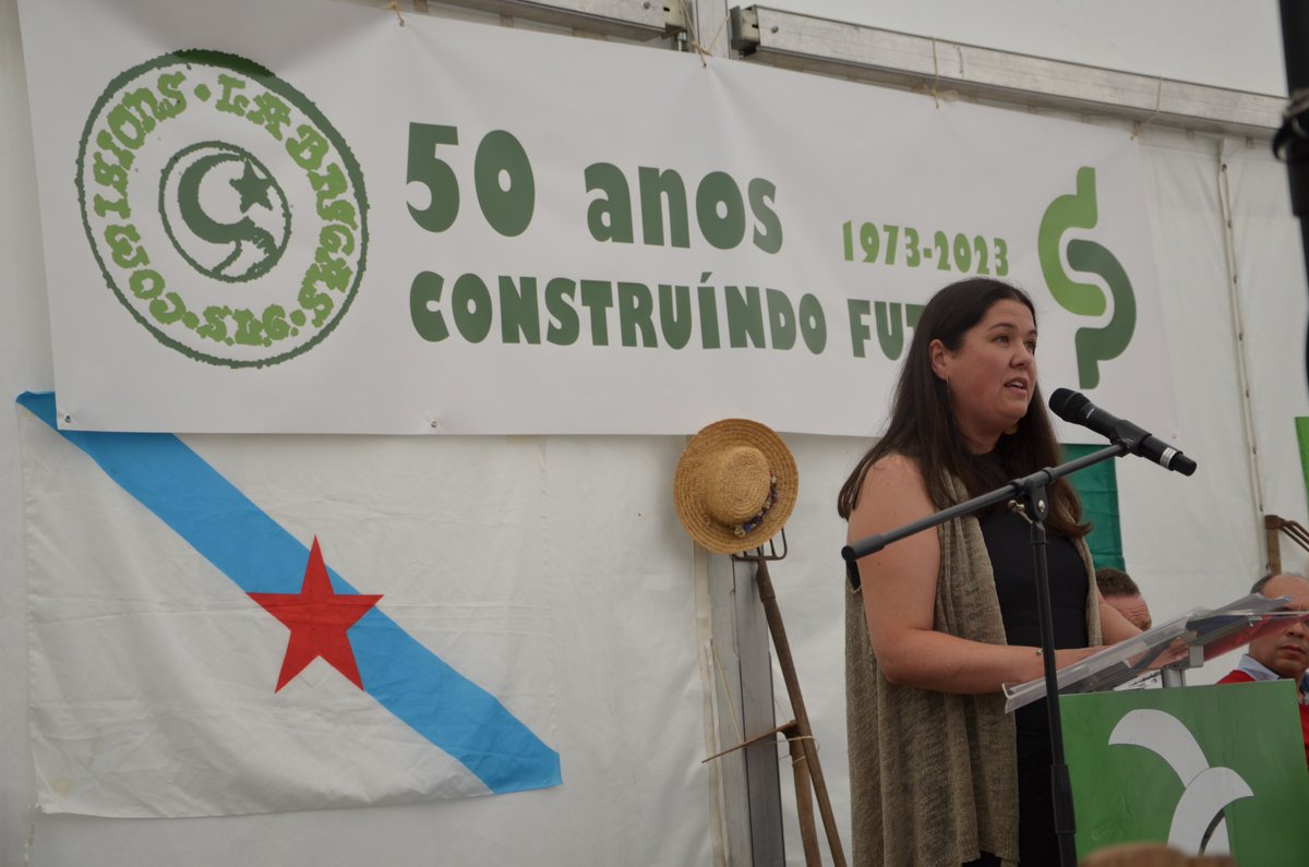 SLG_labregxs's tweet photo. #50AniversarioSLG_CCLL
#50AnosConstruíndoFuturo
Isabel Vilalba, Secretaria Xeral, retomou o chamamento á unidade da xente labrega, obreira e mariñeira para defender o noso País, realizado no voceiro sindical #Fouce 1975. Seguimos sendo imprescindibles para defender a nosa terra! https://t.co/mHImOKhq4I