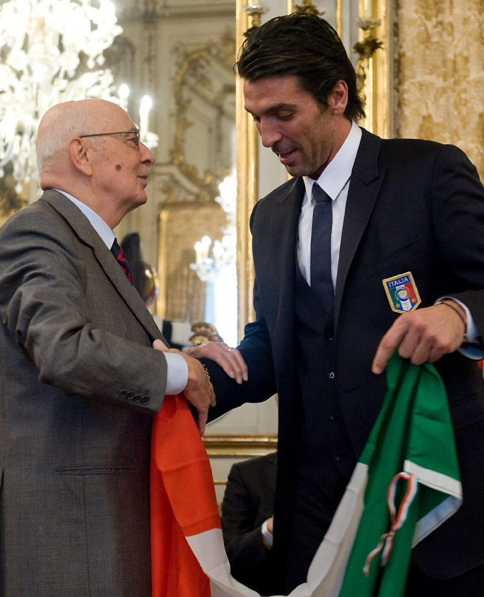 La scomparsa del Presidente emerito #Napolitano è una perdita profonda. La sua figura paterna e rassicurante ha segnato la storia italiana. I bei momenti condivisi con lui rimarranno indelebili nella mia memoria.