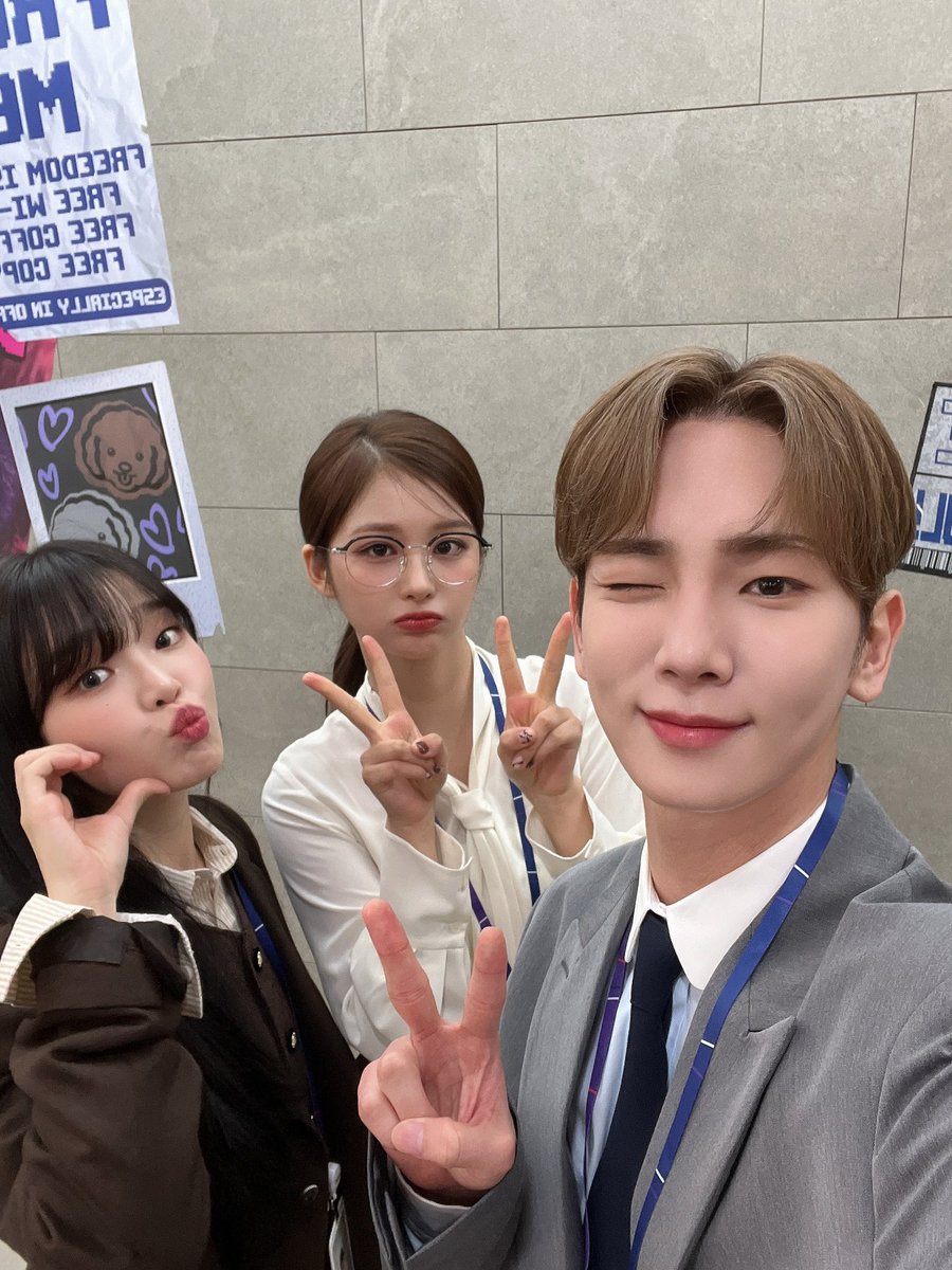 MBCMusicCore's tweet photo. 저메추부터 서프라이즈 생파까지
음중 컴퍼니 다니고 시키는 거 다〰️해요˃̵͈̑ᴗ˂̵͈̑
오늘의 할 일 야무지게 해내고 간
🐿️승희 사원 🦊기범 사원 🐰윤아 대리님!
완전 굿앤그레잇🫳🏻🫳🏻🫳🏻
또 파견 근무 나와주세요💖

#NMIXX #설윤 @NMIXX_official
#SHINee #키 #KEY @SHINee
#오마이걸 #승희 @8_OHMYGIRL https://t.co/fY0sX3QOtz