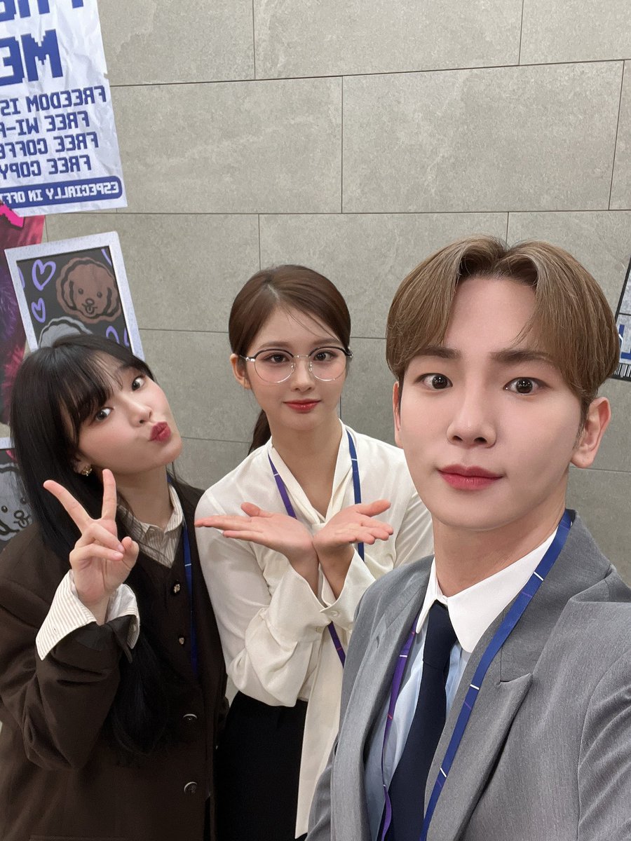 MBCMusicCore's tweet photo. 저메추부터 서프라이즈 생파까지
음중 컴퍼니 다니고 시키는 거 다〰️해요˃̵͈̑ᴗ˂̵͈̑
오늘의 할 일 야무지게 해내고 간
🐿️승희 사원 🦊기범 사원 🐰윤아 대리님!
완전 굿앤그레잇🫳🏻🫳🏻🫳🏻
또 파견 근무 나와주세요💖

#NMIXX #설윤 @NMIXX_official
#SHINee #키 #KEY @SHINee
#오마이걸 #승희 @8_OHMYGIRL https://t.co/fY0sX3QOtz