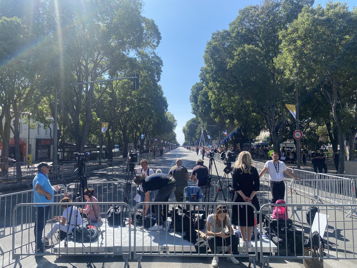 Près de l’⁦<a href="/orangevelodrome/">Orange Vélodrome 🏡</a>⁩, l’avenue du Prado est prête à accueillir la déambulation du #papeFrançois, prévu dans une heure. Plusieurs écrans géants y diffusent en direct les images du stade ⁦<a href="/OuestFrance/">Ouest-France</a>⁩ #papeàMarseille