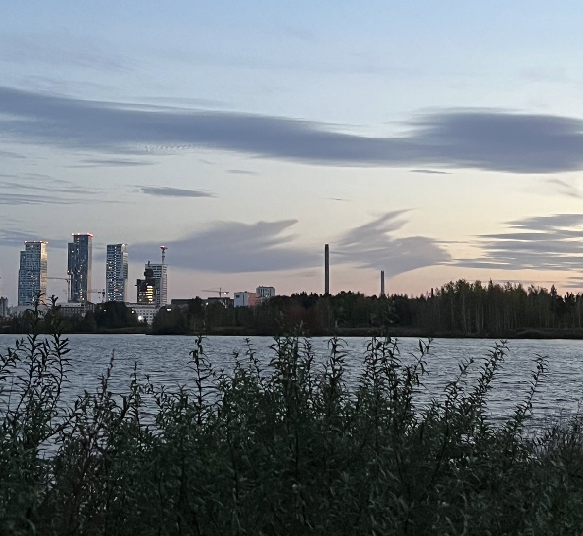 Toissa iltana citykani juoksenteli iltataivaalla. #myhelsinki #syksy