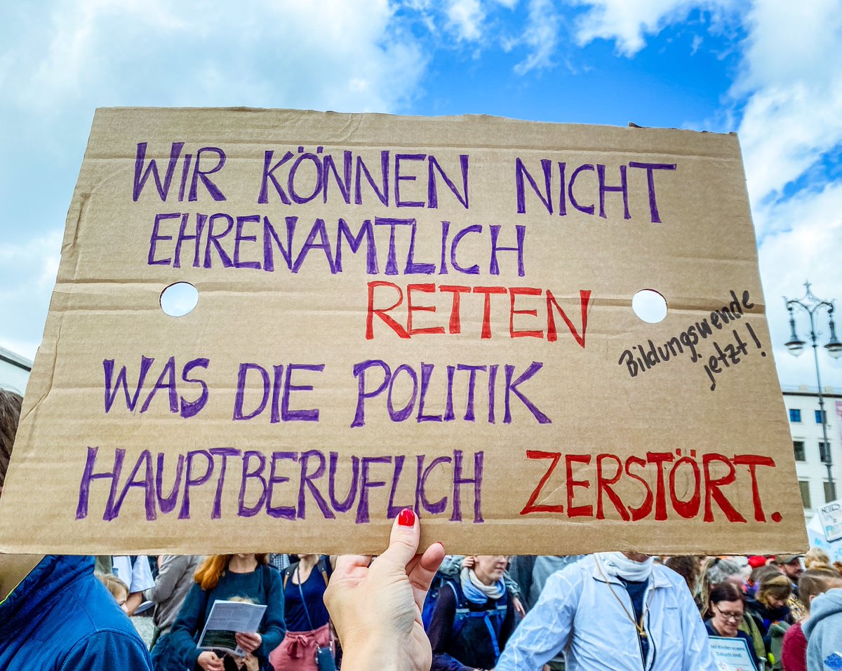 Schöne Grüße vom #Bildungsprotesttag2023 in #Berlin von mir als Elternvertreterin und Mutter von 3 Schulkindern. Liebe Landesregierung, liebe Bundesregierung. Macht meinen Account @Schulkrise einfach überflüssig, ja? Danke, eure Sophie!✌🏼#Bildungswende jetzt!