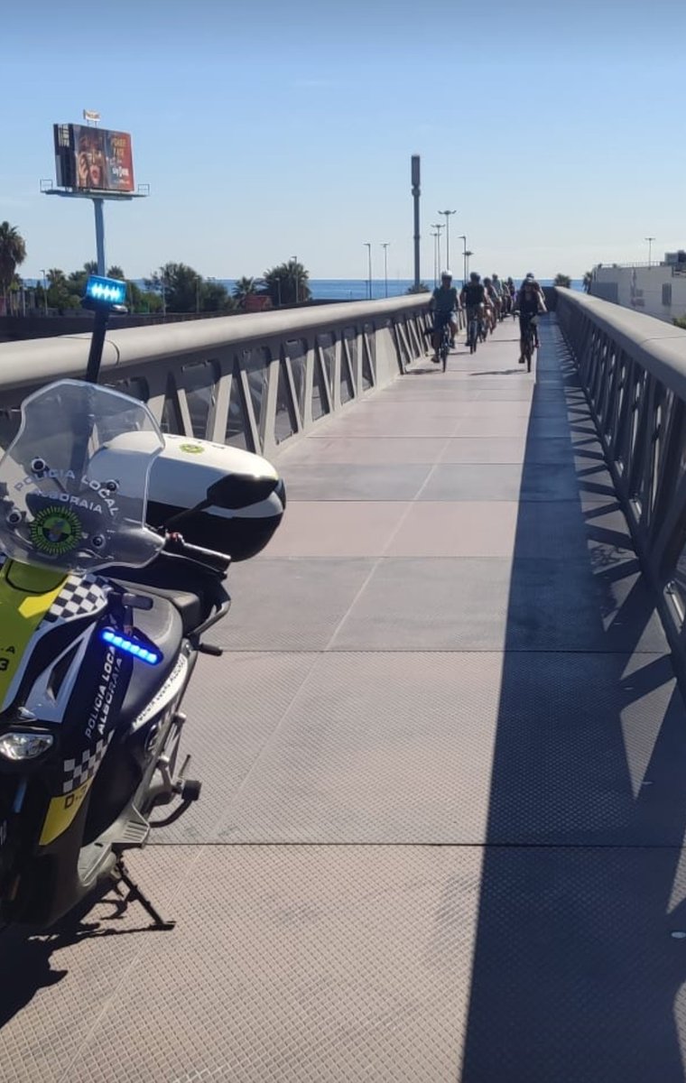 PoliciaAlboraia's tweet photo. 🚲 Amb motiu de la 𝑆𝑒𝑡𝑚𝑎𝑛𝑎 𝐸𝑢𝑟𝑜𝑝𝑒𝑎 𝑑𝑒 𝑙𝑎 𝑀𝑜𝑏𝑖𝑙𝑖𝑡𝑎𝑡, hem acompanyat als participants del "Passeig amb Bici" pels carrers i camins del terme. Amb aquestes activitats ajudem a conscienciar de l'ús més eficient dels mitjans de transport. #SEM23 https://t.co/8YGIbwaP89