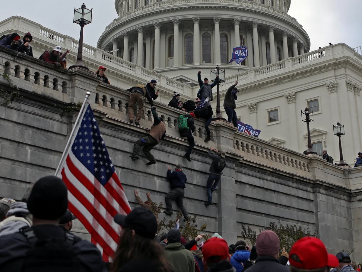 RodRettig's tweet photo. Ni siquiera el Asalto al Capitolio por parte de la ultra derecha es considerado formalmente como un intento de Golpe de Estado. 

Y si lo fuera incluso, en Chile ni de cerca La Moneda se vio asaltada con personas dentro destruyendo. https://t.co/eIAneHC5XH