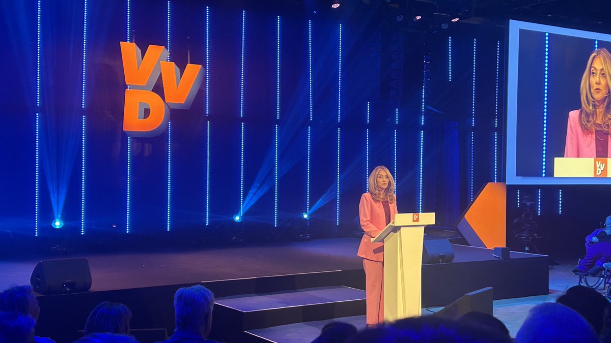 Wat een power, wat een rake speech! ⁦Dilan ziet jou, luistert en handelt. Ruimte geven en grenzen stellen. ⁦<a href="/DilanYesilgoz/">Dilan Yesilgöz - Zegerius</a>⁩ ik sta achter voor 100% achter jou. Op naar een liberaler Nederland 🧡💙🧡