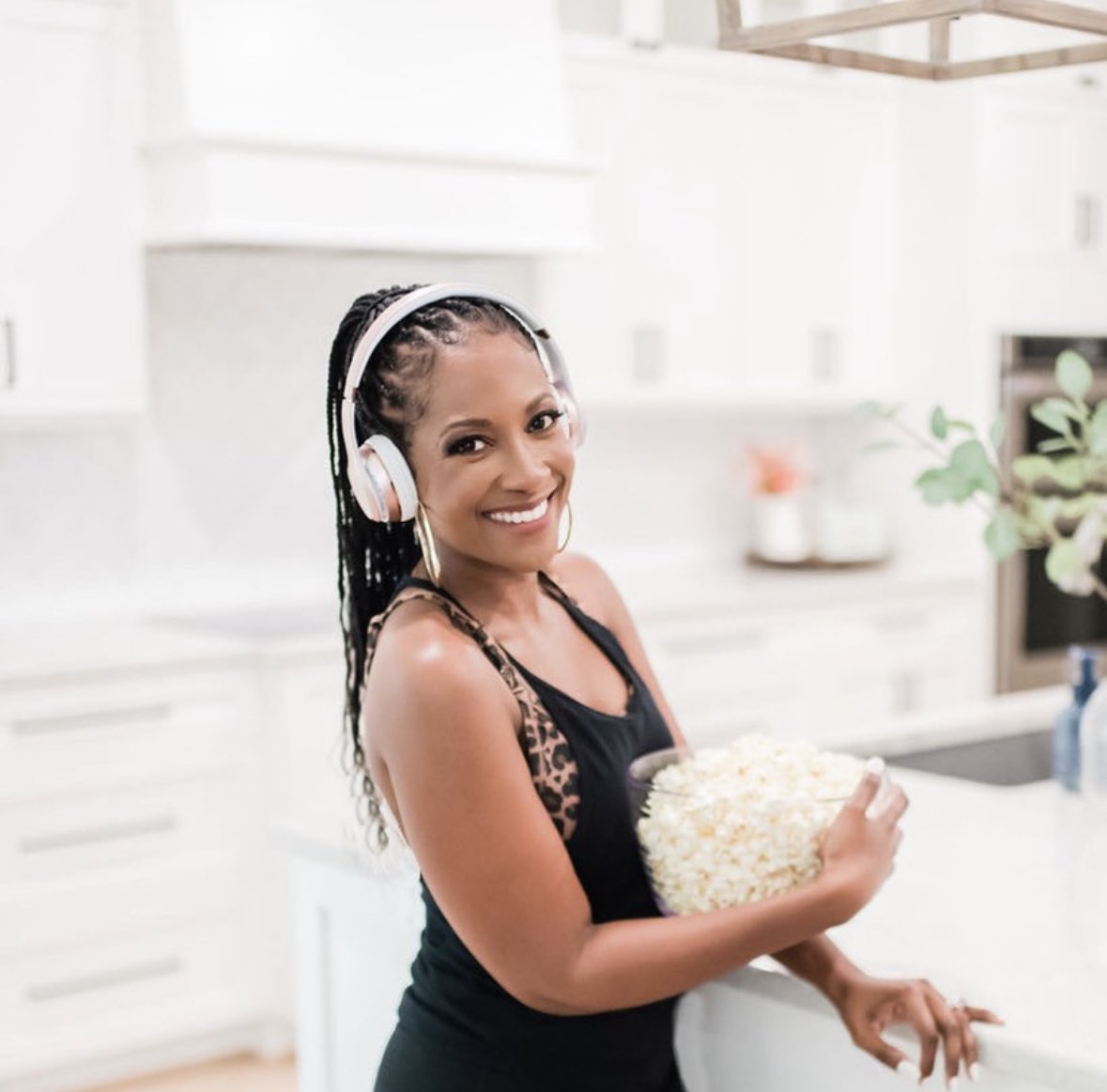 LetaHyche's tweet photo. It’s Officially Fall Y’all🖤🍂🍁🍃

Prioritizing popcorn, music, movies, warm drinks &amp; cuddles until further notice.

Hoping you all find opportunities for rest and rejuvenation this weekend!!

Leta Hyche 
REALTOR® | Broker w/ eXp Realty
Real Estate Coach 
—————————————— https://t.co/hYS4Va756v
