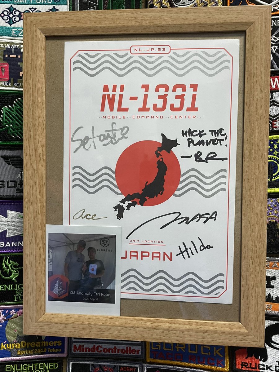 LoveKobeya's tweet photo. Nianticの皆さんにサインを頂いたNL-1331キットの袋を額装しました
ハンケと撮っていただいたチェキも一緒に
最高の記念になりました
ありがとう！
#ingress #CtrlKobe https://t.co/4RleoUHOLM