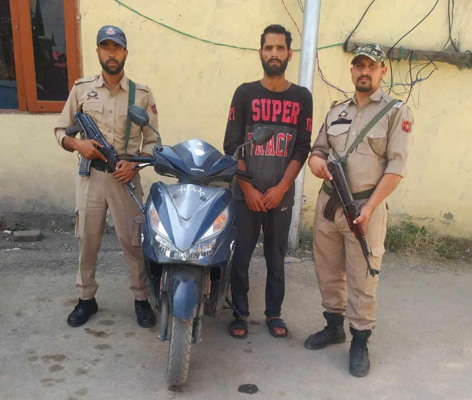 Accused namely  Rayees Ahmad Dagroo S/o Mohd Ismail Dagroo R/o Ichkoot Budgam arrested for attempted chain snatching from a lady in Nowgam area on 19.09.2023. The Scooty used by accused also seized. FIR no 148/2023 u/s 392,511,323 already registered in Nowgam PS on 19.09.2023.