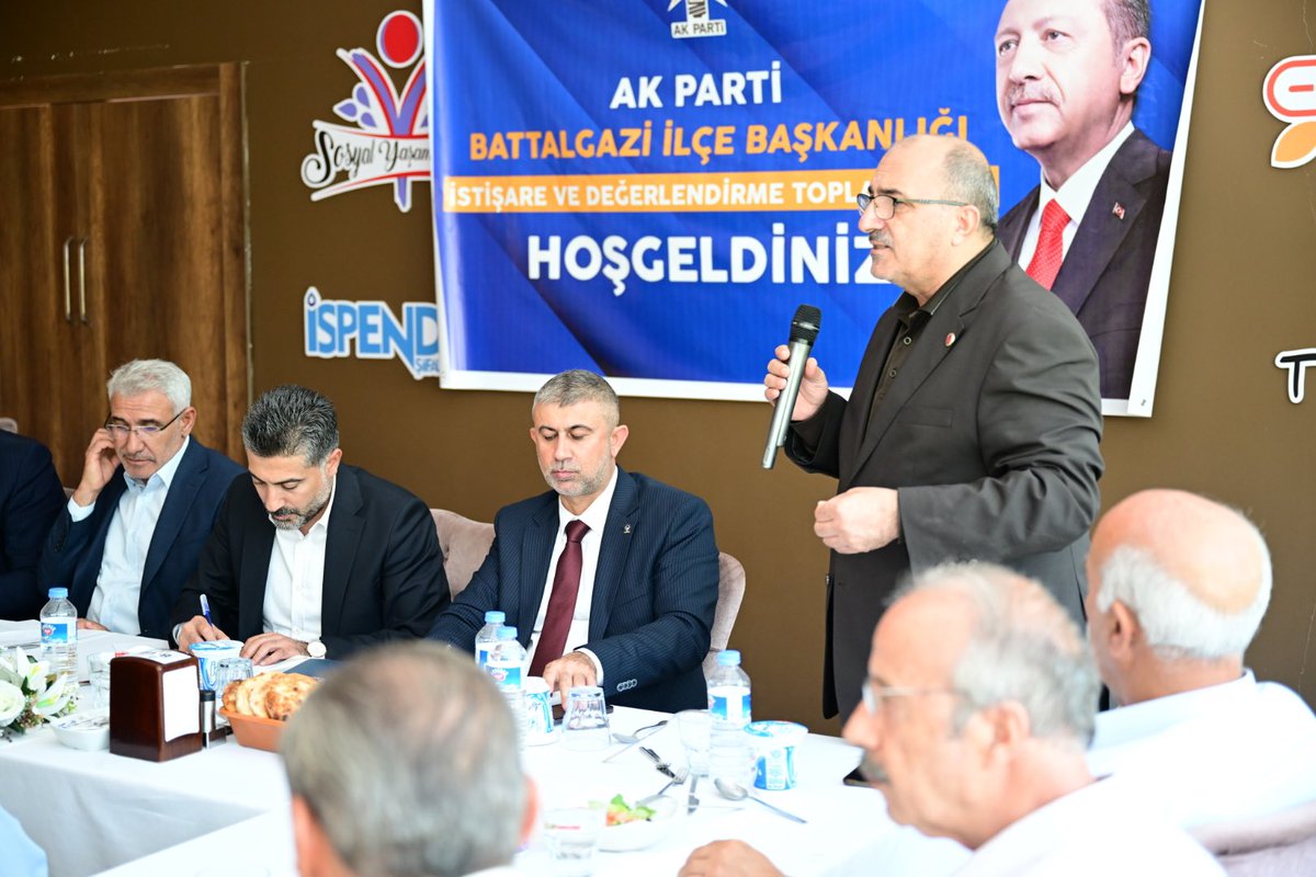 namikgorentr's tweet photo. 📍Battalgazi Muhtarlar Toplantısı 

Battalgazi İlçe Başkanımız, Belediye Başkanımız, İl Başkan Yardımcılarımız ile Muhtarlar toplantımızı gerçekleştirdik.

Muhtarlarımızın talep ve  sorunlarını dinleyerek, çözüm noktasında ilgili kurumlarımız ile görüşmeler gerçekleştirdik. https://t.co/QtHN1AZcBn
