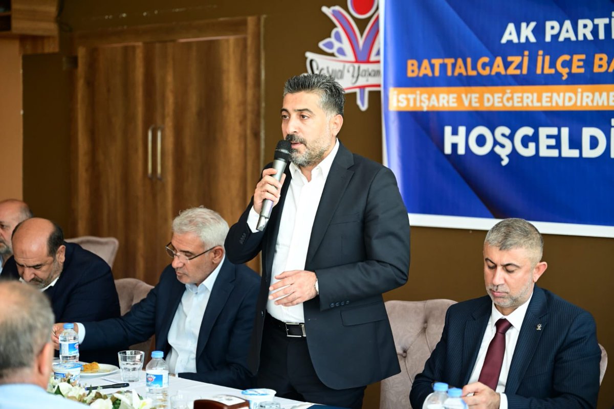 namikgorentr's tweet photo. 📍Battalgazi Muhtarlar Toplantısı 

Battalgazi İlçe Başkanımız, Belediye Başkanımız, İl Başkan Yardımcılarımız ile Muhtarlar toplantımızı gerçekleştirdik.

Muhtarlarımızın talep ve  sorunlarını dinleyerek, çözüm noktasında ilgili kurumlarımız ile görüşmeler gerçekleştirdik. https://t.co/QtHN1AZcBn