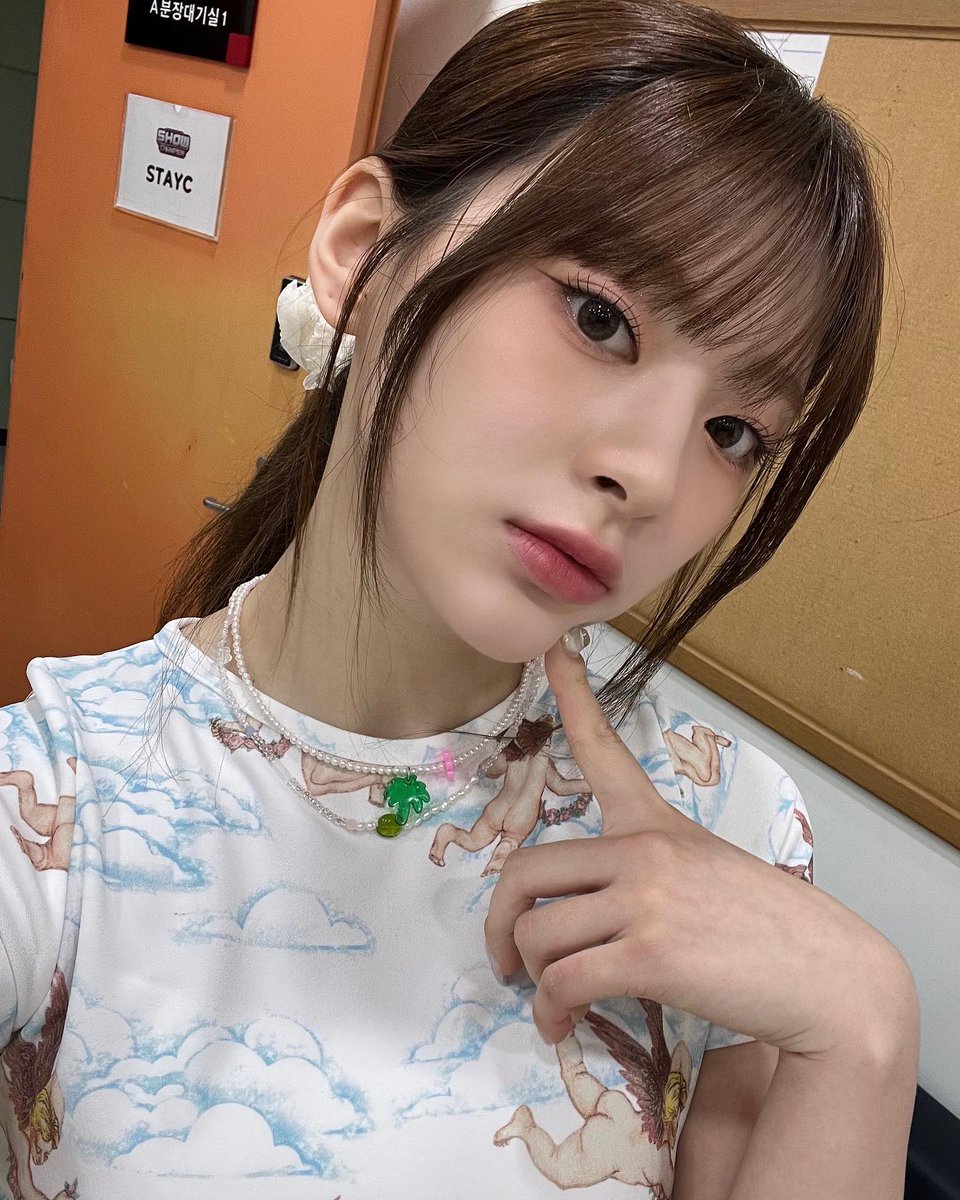seeundipity's tweet photo. @TheGenerazion greetings, fams! this is stayc's cool (but lovely) leader, yoon ssennie. and since i just make a comeback and need more people to be friend with, so here i am! i hope there's still empty spot for me, and let's mingle well! ❤️ https://t.co/b9dKdYpQND