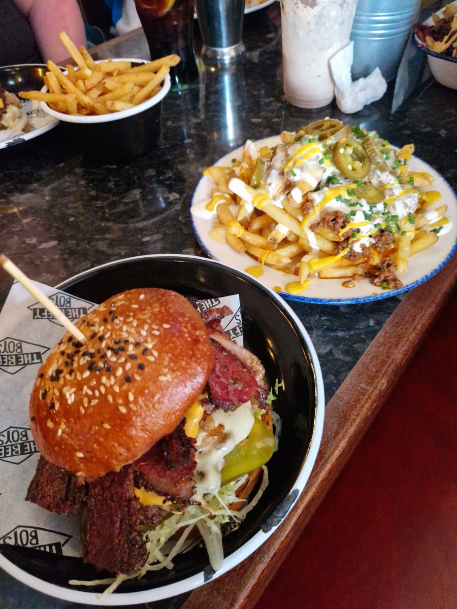 bunter1307's tweet photo. Just enjoyed the best burger ever courtesy of @thebeefyboys with The Pastrami Boy with Chill Cheese Fries &amp; The Pizza Boy with Pastrami Fries 😋😋 x https://t.co/5zhNH7mut9