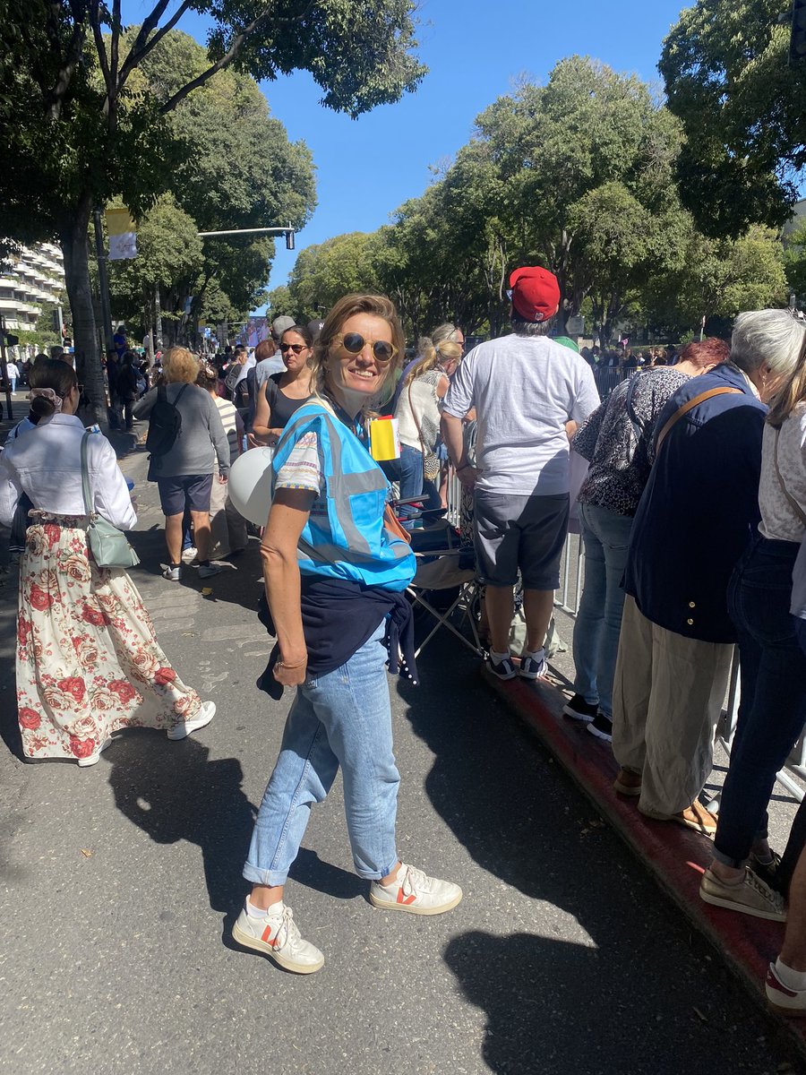 Sur l’avenue du Prado, où s’amasse la foule pour voir le #pape, Marion, l’une des 2300 bénévoles mobilisés pour l’événement, est chargée d’orienter le public : « C’est une chance de pouvoir se dire qu’on a un peu participé à cette organisation » <a href="/OuestFrance/">Ouest-France</a> #PapeAMarseille