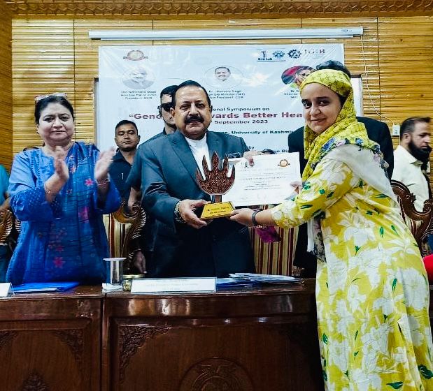 DrJitendraSingh's tweet photo. Presented “ICMR India #Diabetes Joint Diabetes Educator Programme Awards” to young professionals at University of Kashmir,#Srinagar. https://t.co/oFSVHXyR5O