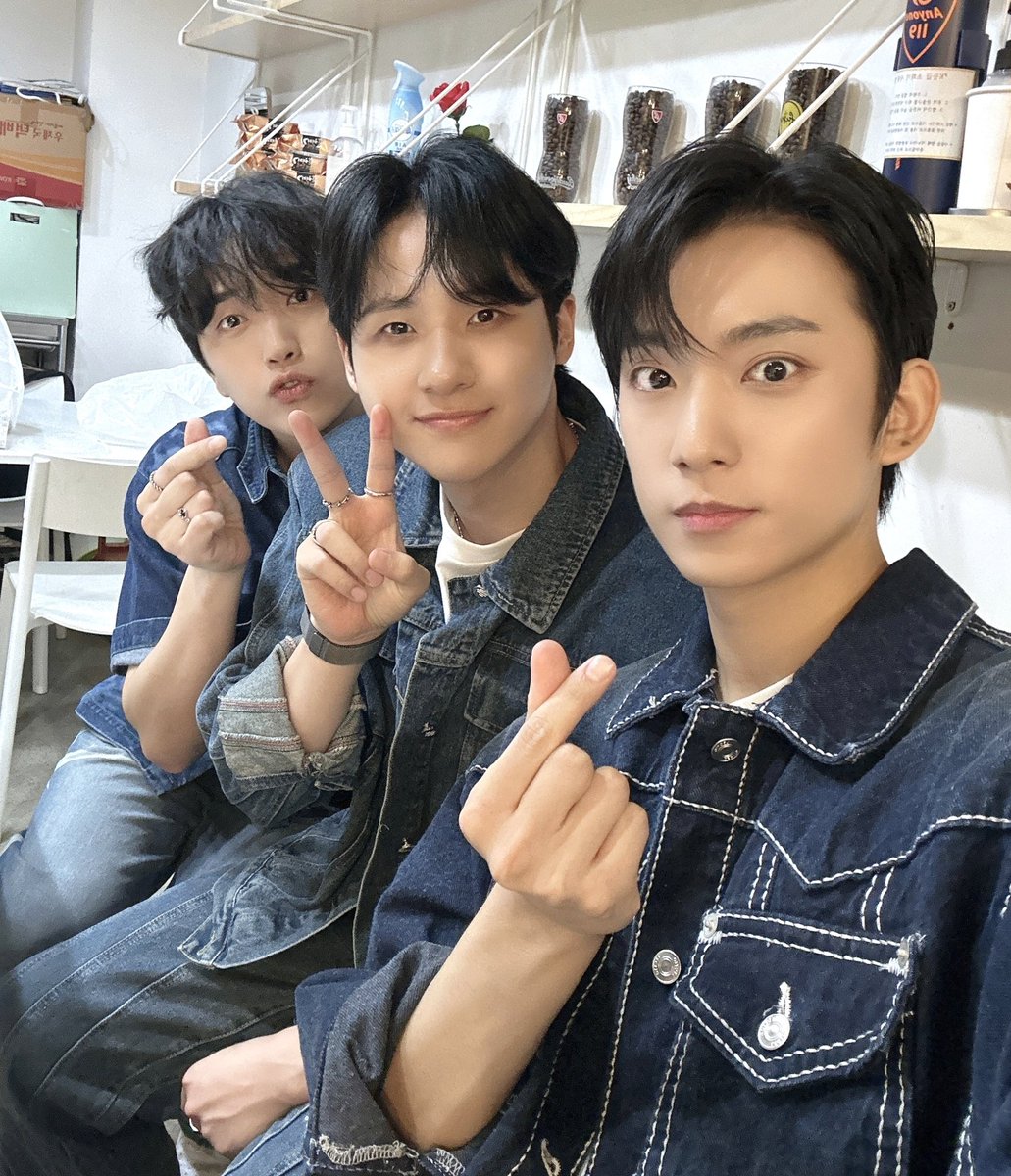 _B1A4OFFICIAL's tweet photo. [#B1A4Story] K-POP 커버 댄스 월드파이널 📸

노들섬을 신나는 에너지로 물들인 B1A4😆 오늘은 심사위원으로도 활약했답니다‼️이어서 진행된 라이브까지😍 B1A4와 함께라 행복했던 하루💚
                                                                                                  
#B1A4 https://t.co/59WwUrgOuO