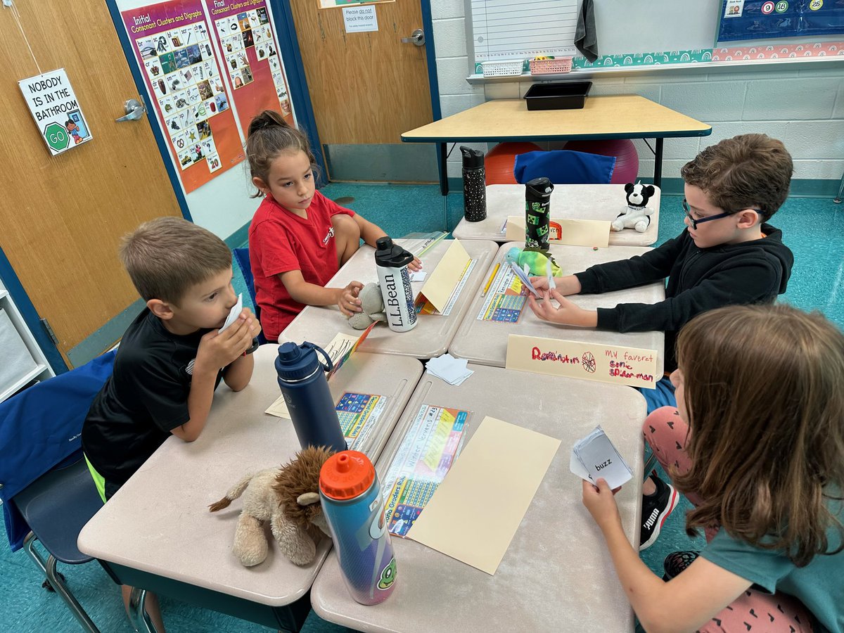 DES2ndGrade's tweet photo. Playing “Go Fish” with words ending with double consonants during Foundational Literacy Skills! 🎣🔤🃏 https://t.co/xHUGB1QIoW