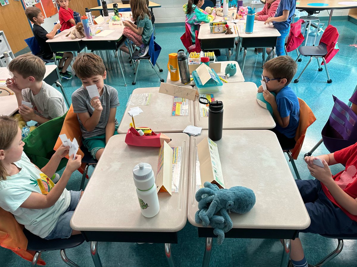 Playing “Go Fish” with words ending with double consonants during Foundational Literacy Skills! 🎣🔤🃏