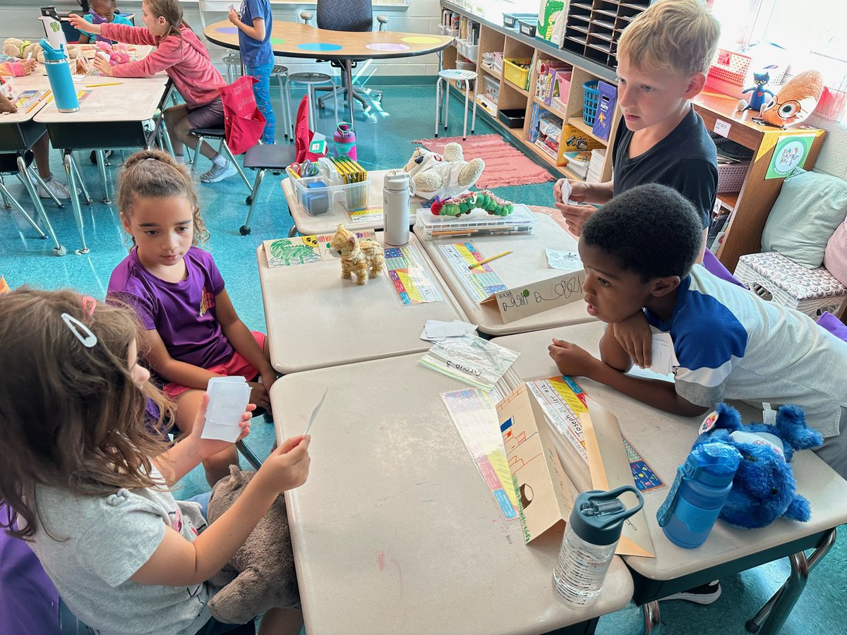 DES2ndGrade's tweet photo. Playing “Go Fish” with words ending with double consonants during Foundational Literacy Skills! 🎣🔤🃏 https://t.co/xHUGB1QIoW