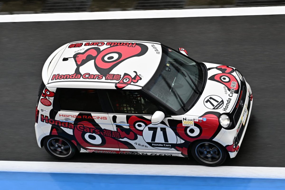 alto_fuchigami's tweet photo. 予選後にピットに戻ってくる車をパドックビル上から📸

N-ONEオーナーズカップに参加する車は各車ラッピングに凝っているので、車を見るだけでも楽しい😆👍

チーム東北？の赤ベコ号とさくらんぼ号
金のシャチホコ号におかえり納豆号 https://t.co/m0L8QO6m9o