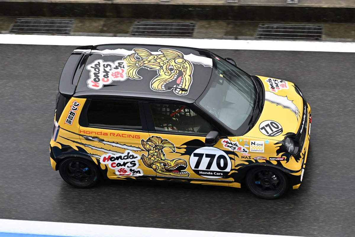 alto_fuchigami's tweet photo. 予選後にピットに戻ってくる車をパドックビル上から📸

N-ONEオーナーズカップに参加する車は各車ラッピングに凝っているので、車を見るだけでも楽しい😆👍

チーム東北？の赤ベコ号とさくらんぼ号
金のシャチホコ号におかえり納豆号 https://t.co/m0L8QO6m9o
