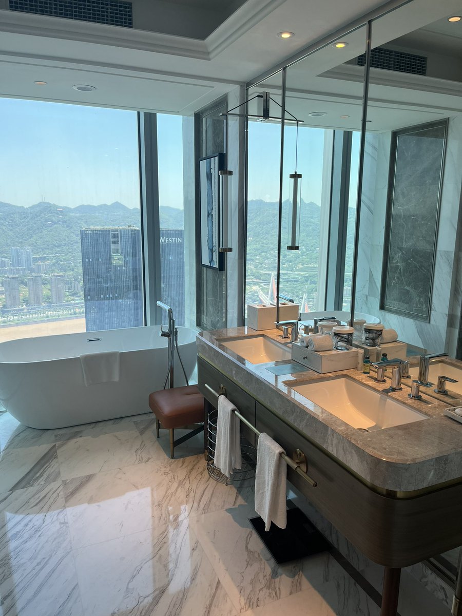 抱好一丝抱好一丝～～没有更新软件➕不记得账号密码，消失五个多月😅😅😅
现充有时候真的不记得分享生活，每个月都在工作加旅行，带着狗子当助理。出差的时候实现了有事秘书干，没事干秘书的美好设想。