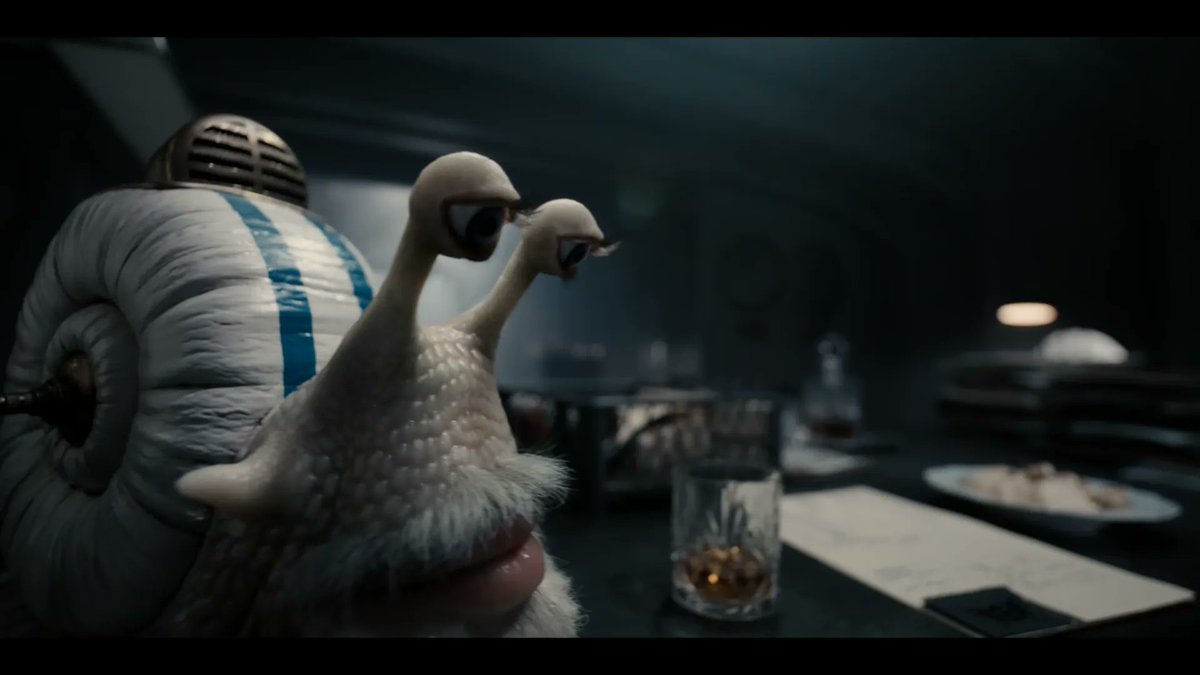 เท้าก้าวเข้ามาภายในห้องทำงานของท่านพลเรือโท สายตาสอดส่องหาเอกสารที่เขาต้องนำไป

สะดุดตาเข้ากับเจ้าหอยทากสื่อสารอยู่บนโต๊ะ ชายหนุ่มยืนลังเลอยู่ครู่หนึ่งก่อนจะหยิบผักกาดในจานป้อนเจ้าหอยทาก จ้องมองมันกินดูแล้วน่ารักชอบกล

และไม่ลืมที่จะจัดเอกสารบนโต๊ะให้เรียบร้อยก่อนออกจากห้องไป