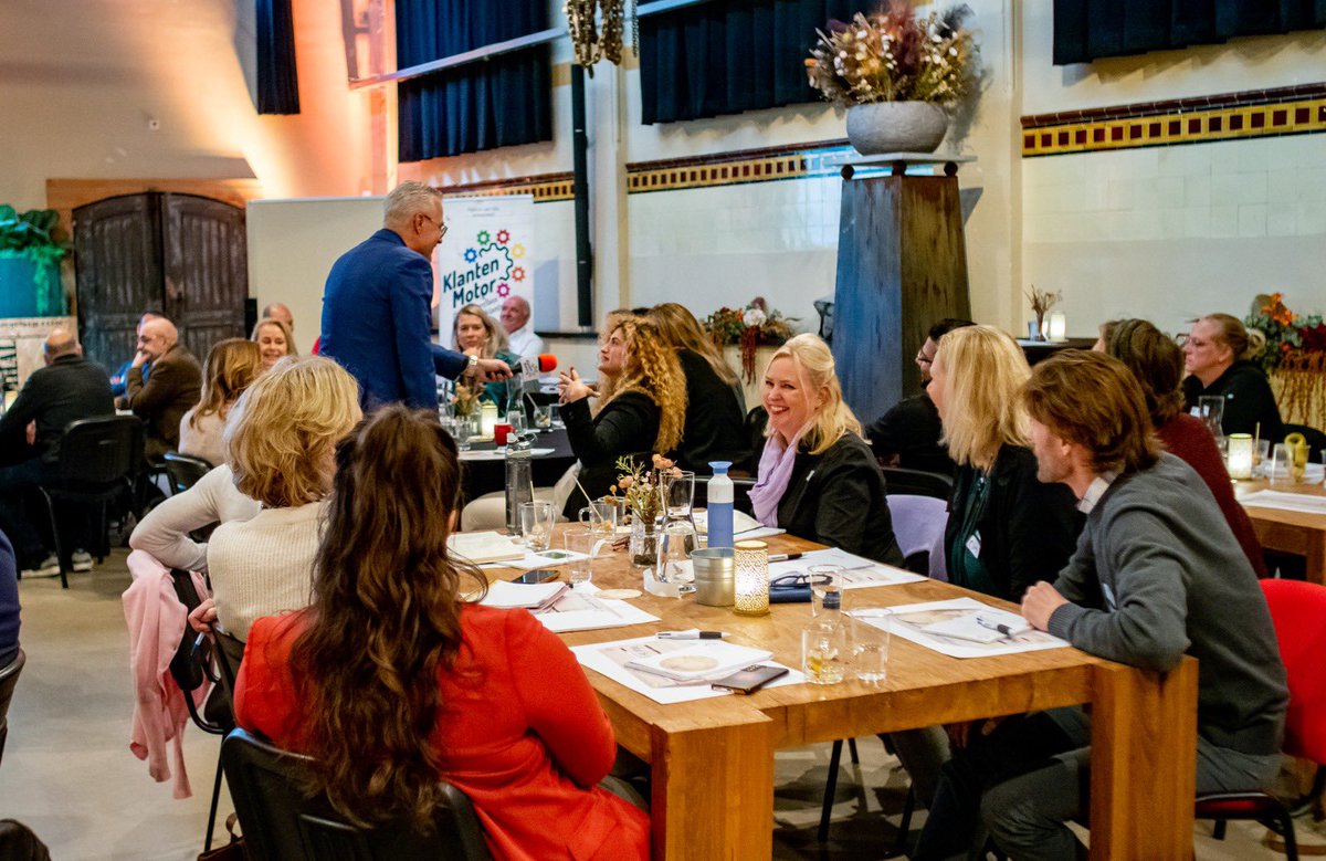 Tip! Als jij met meerdere personen tegelijk spreekt, ben je vaak geneigd om degene die het meest reageert de volle aandacht te geven. Fout! Verbind met iedereen om je heen die aanwezig is. Interessant? Kom naar het Klantenmotor-event Info tickets: toppresentaties.nl/hoe-krijg-ik-m…