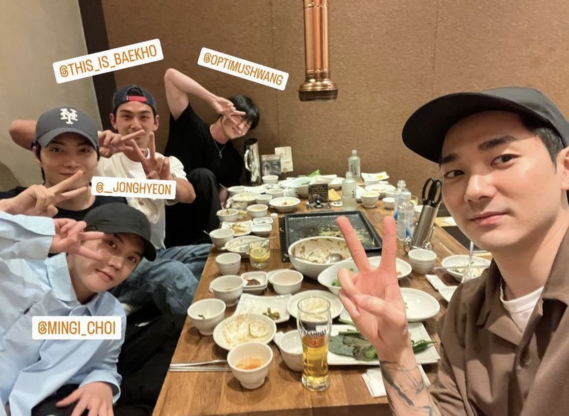 minspolaris's tweet photo. LOVES GROUP HUG PLEASE ITS BEEN SO LONG I LOVE YOU GUYS I LOVE YOU NUEST OH MY GOD https://t.co/AqsiQnL6Ch