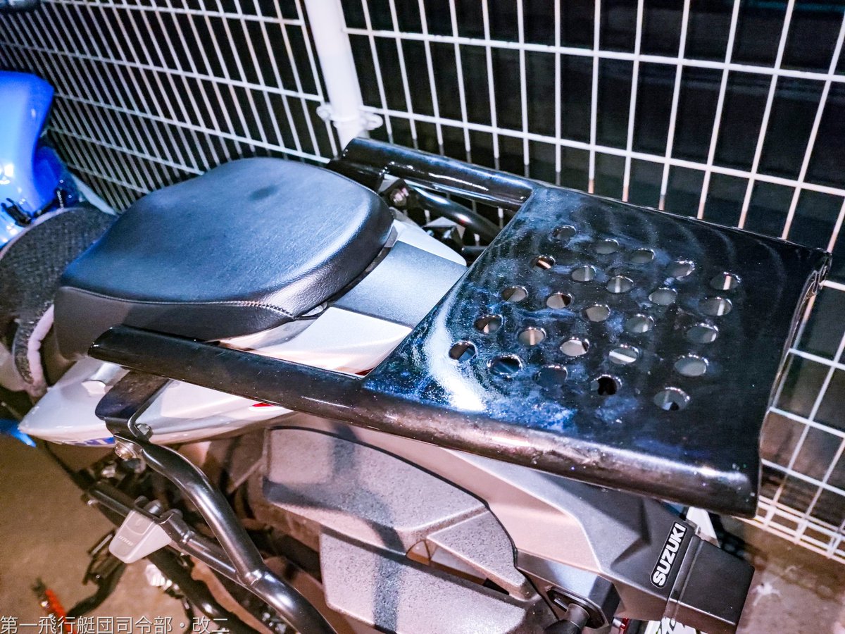 TCFさんのリアキャリア、仮付け
…正直な感想いい？
かっこよさ、で言うならエンデュランスのほうが上
求めてる機能的にはTCFさんのほうが上
タンデムシートとフラットになるのはいい。荷崩れ起こしにくいからね
キャリアは物積めてなんぼなので、私としては非常に好印象