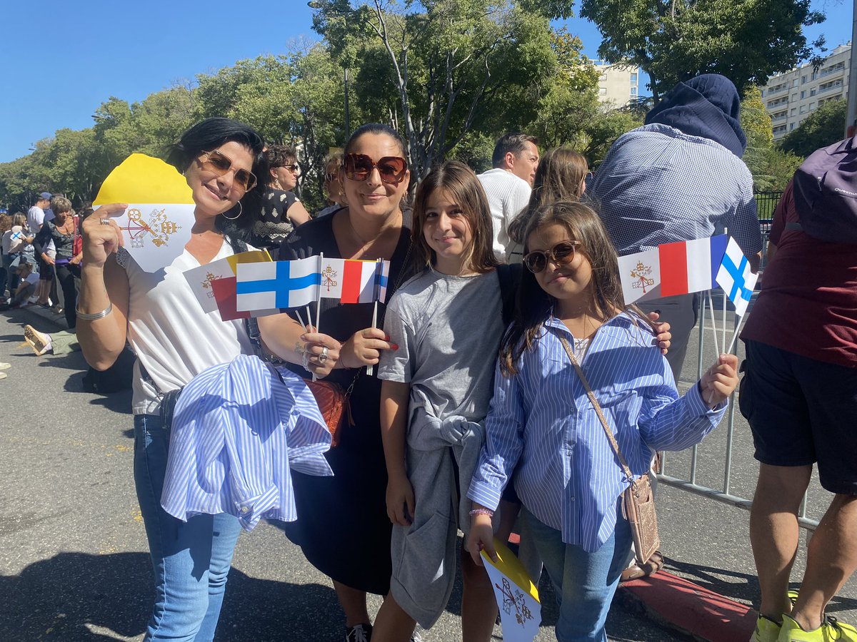 « Je ne suis pas catholique, mais je tenais à être ici avec ma fille, dans notre ville, car le choix de #Marseille par le #pape pour parler de la paix et des migrations m’a touchée. » Élodie (à gauche), attend la déambulation du #papeFrancois  <a href="/OuestFrance/">Ouest-France</a>