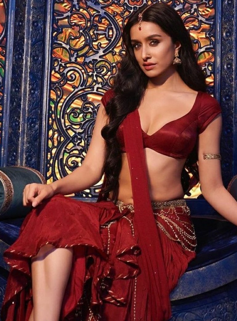 anjalikashyap_'s tweet photo. #MrunalThakur or #ShraddhaKapoor https://t.co/T6EGU3m5Y6