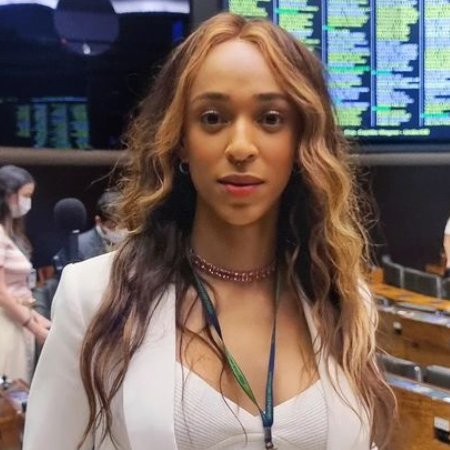 PeruquinhaJG's tweet image. Das nossas cantoras brasileiras, qual dessas vc prefere?
Urias, Marina Sena ou Rachel Reis?