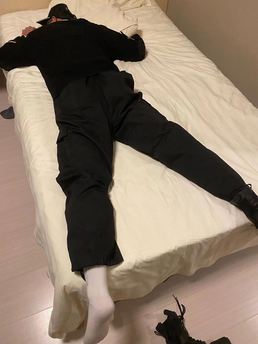 第一天入职的小保安被他所信任的保安队长玩死，尸体被丢弃在杂物间