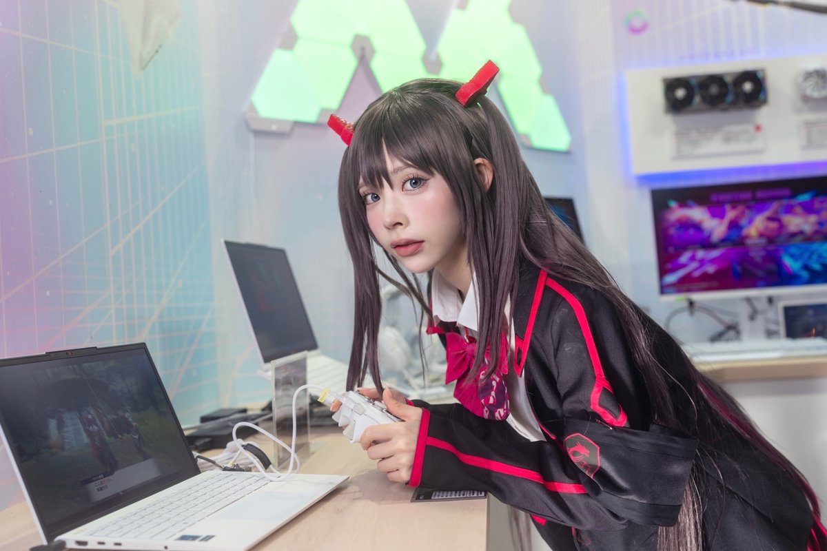 TGS2023、2日目のビジネスデイで、美星メイ（@mei_mihoshi ）としてMSIブースにご登場いただいたのは緩苺さん @1004yrm_ です✨

ホワイトなノートPC＆コントローラーでモンハンをプレイがメイちゃんっぽいですね🤔

#MSI #美星メイ #TGS2023 #TGS2023コスプレ #東京ゲームショウ2023 #MSITGS2023 https://t.co/Hm9jsCaFXA