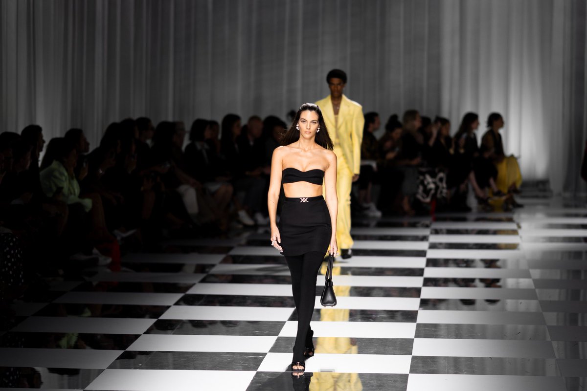 VittoriaCTH's tweet photo. Vittoria Ceretti เดินแบบให้กับโชว์ Versace คอลเล็กชั่น Spring/Simmer 2024 ที่มิลาน อิตาลี. 
#vittoria #vittoriaceretti #Fashionmodel #catwalk #topmodels #supermodel #Model #Fashion #runway #runwaymodel #fashionshow #couture #highfashion #hautecoutre #fashion https://t.co/oHTyilxVGd