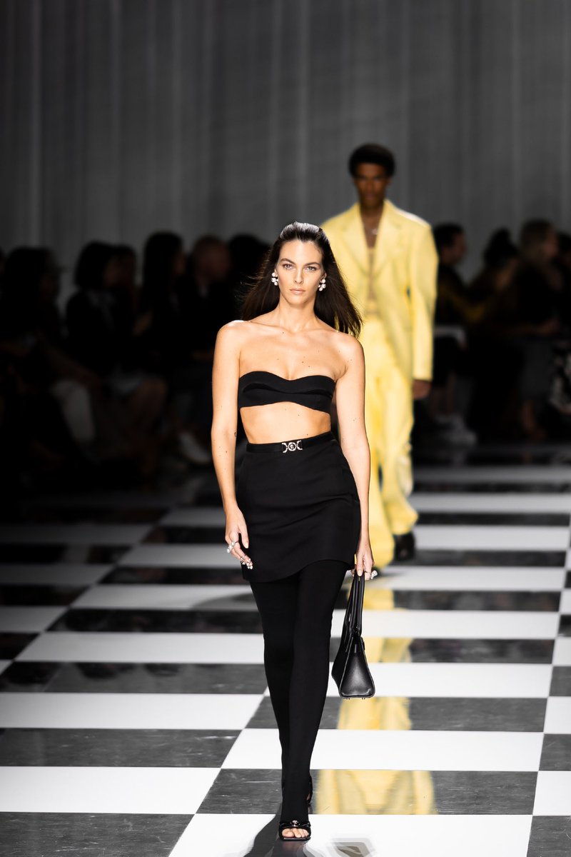 VittoriaCTH's tweet photo. Vittoria Ceretti เดินแบบให้กับโชว์ Versace คอลเล็กชั่น Spring/Simmer 2024 ที่มิลาน อิตาลี. 
#vittoria #vittoriaceretti #Fashionmodel #catwalk #topmodels #supermodel #Model #Fashion #runway #runwaymodel #fashionshow #couture #highfashion #hautecoutre #fashion https://t.co/oHTyilxVGd