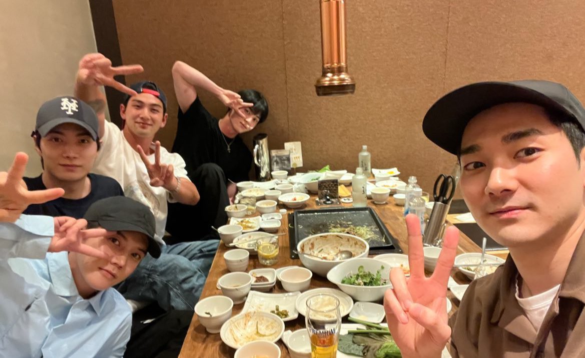 omg our nu'est babies reunited 😭❤

#NUEST #LOΛE
#NUEST_JR 
#NUEST_ARON 
#NUEST_BAEKHO 
#NUEST_MINHYUN 
#NUEST_REN