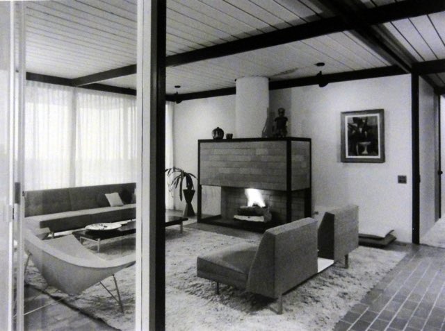 josecalderabar's tweet image. “En esta casa Ellwood introdujo muchas mejoras respecto a las anteriores,  como la preconstrucción de la estructura en fábrica y la combinación con otros elementos prefabricados”. #100x100MasterHouses #CraigEllwood #CaseStudyHouse #Arquitectura