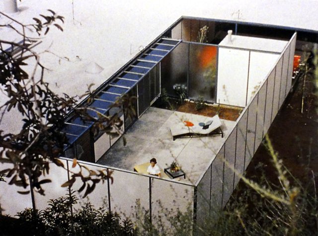 josecalderabar's tweet image. “En esta casa Ellwood introdujo muchas mejoras respecto a las anteriores,  como la preconstrucción de la estructura en fábrica y la combinación con otros elementos prefabricados”. #100x100MasterHouses #CraigEllwood #CaseStudyHouse #Arquitectura